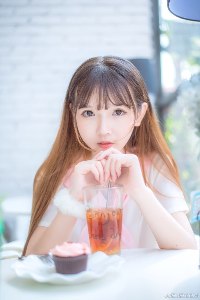 “我已命人将你妻子接走，秋毫无犯。”法正淡然道。
